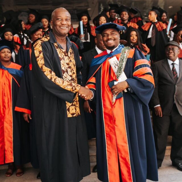 Com o Professor Severino Nguenha, na cerimónia de graduação de doutoramento na Universidade Técnica de Moçambique (UDM).