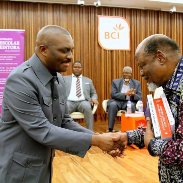 Ofereço livros da minha autoria ao Presidente Joaquim Alberto Chissano