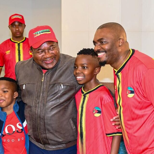 Com o Presidente Filipe Nyussi num intervalo do Jogo dos Mambas na Estádio Nacional do Zimpeto